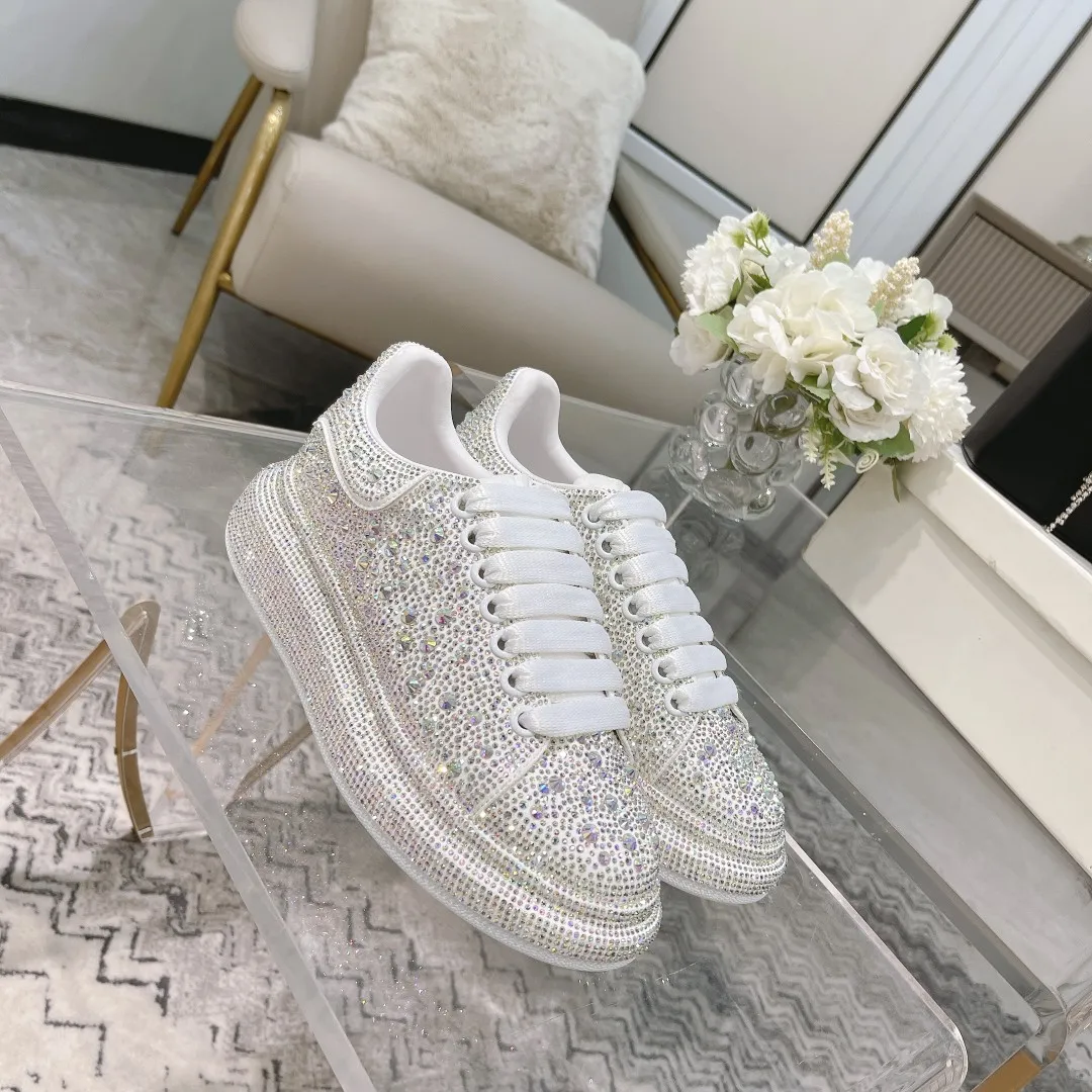 👟👟Ex-factory price 560👟👟 Men's size +10 2025SS McQueen crystal inlaid large and small diamond casual shoes counter original 1:1 production Fabric: imported silk velvet + imported Czech diamonds Lining: sheepskin lining Code number: 35-41 Male 39/44